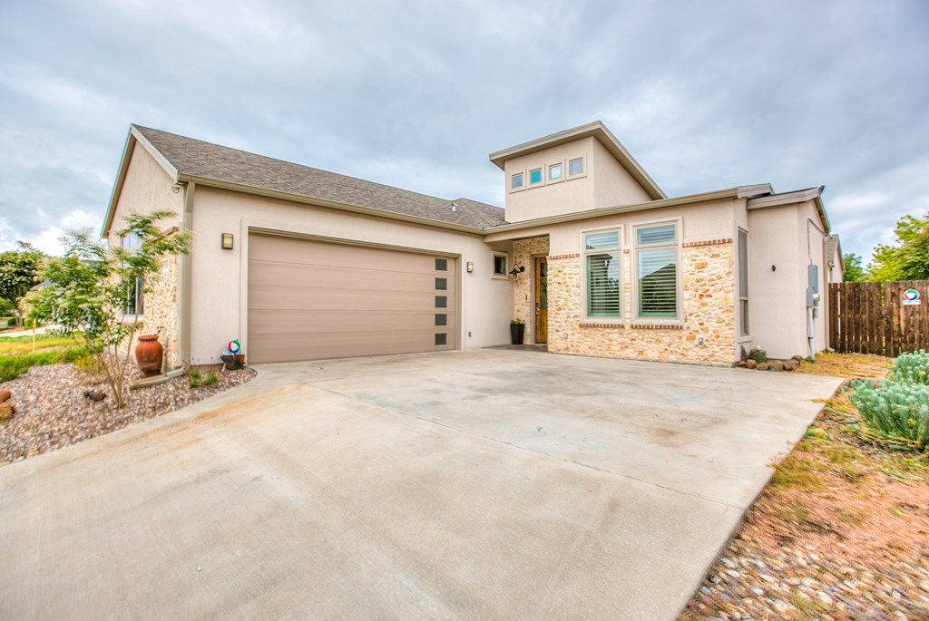 Property Photo: 2118 Valleyview Dr TX 76904