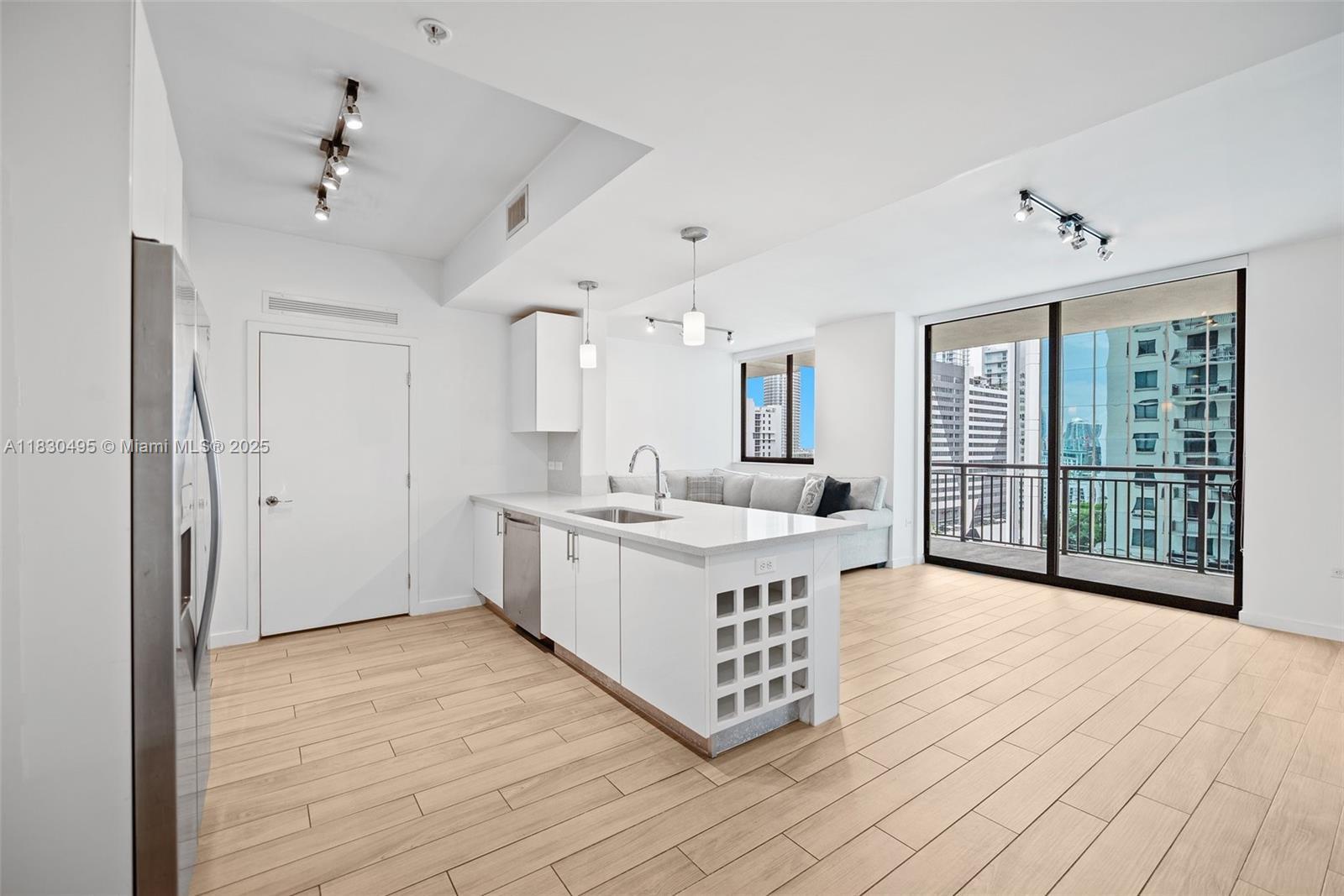 Property Photo: 999 SW 1st Ave 1615 FL 33130