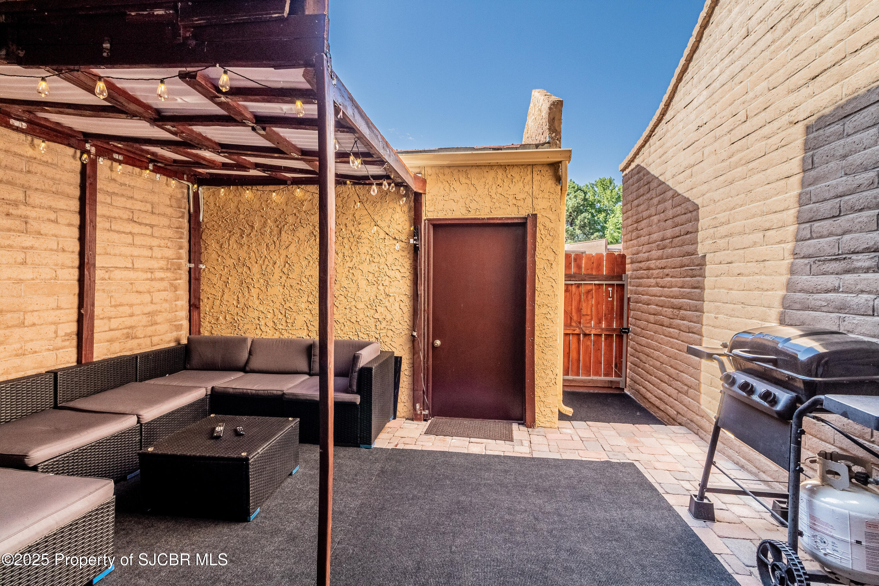 Property Photo: 1052 E Navajo Street NM 87401