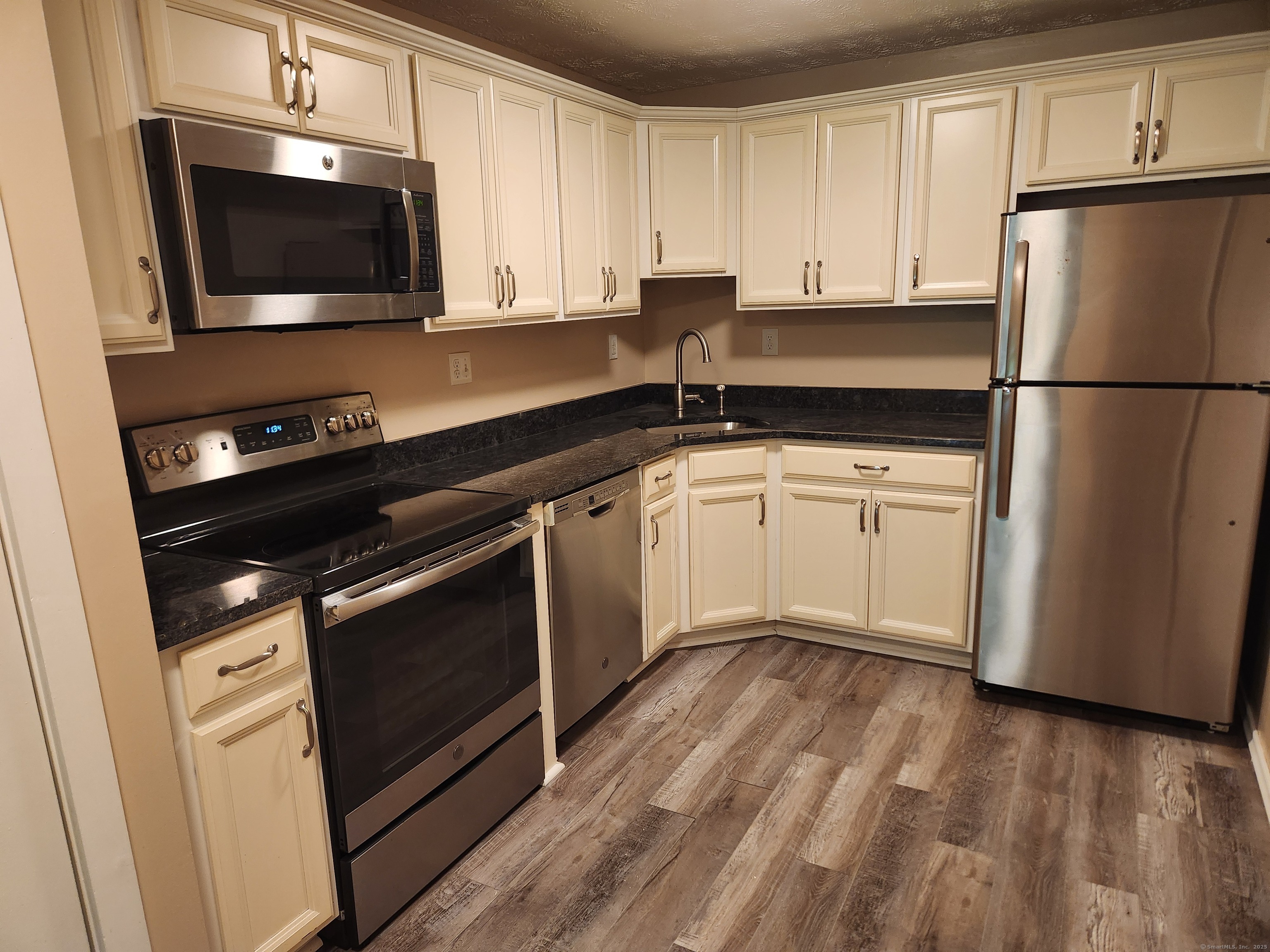 Property Photo: 205 Pleasant Vly Condo 205 CT 06074