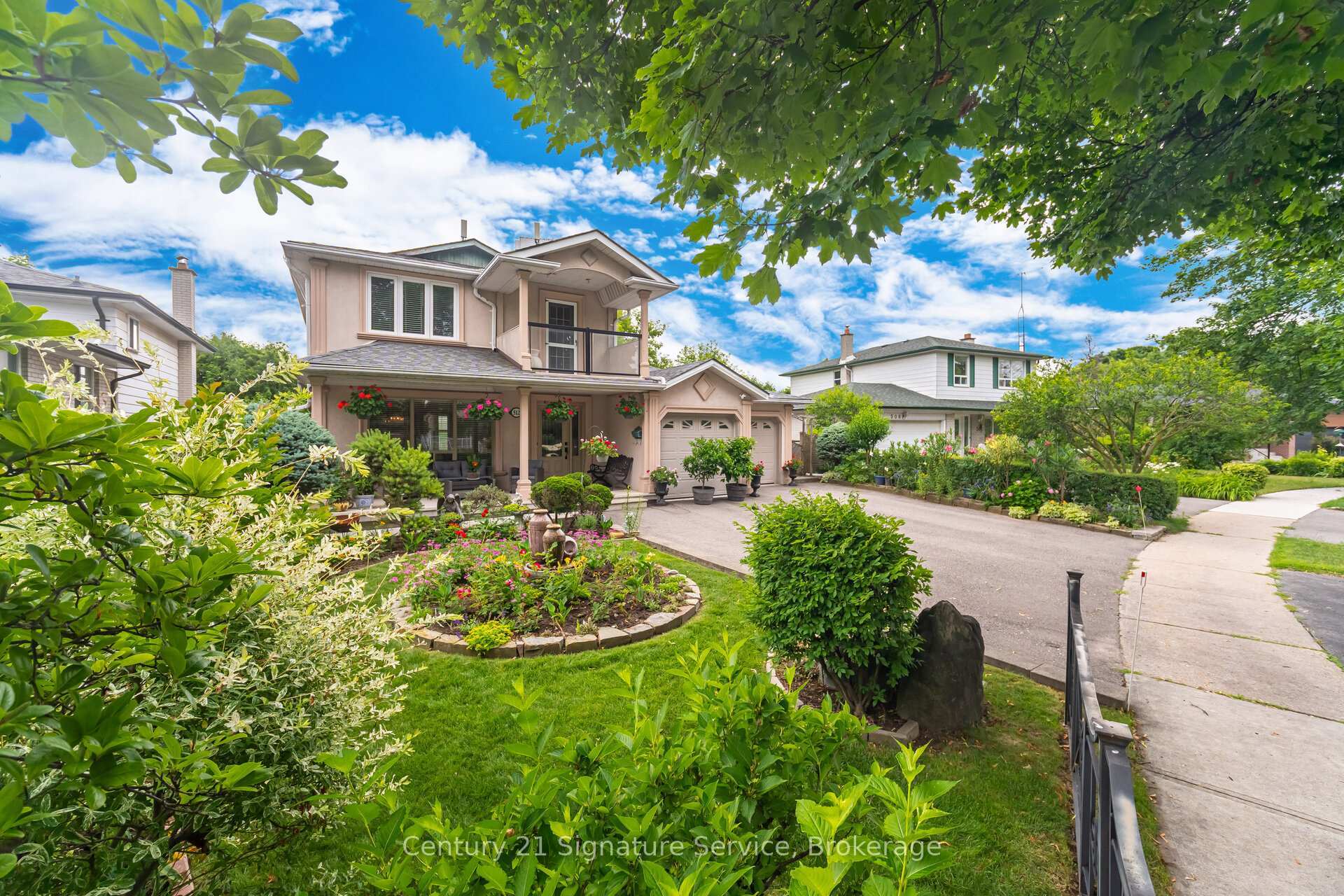 Property Photo: 512 Selsey Drive ON L5A 1B9