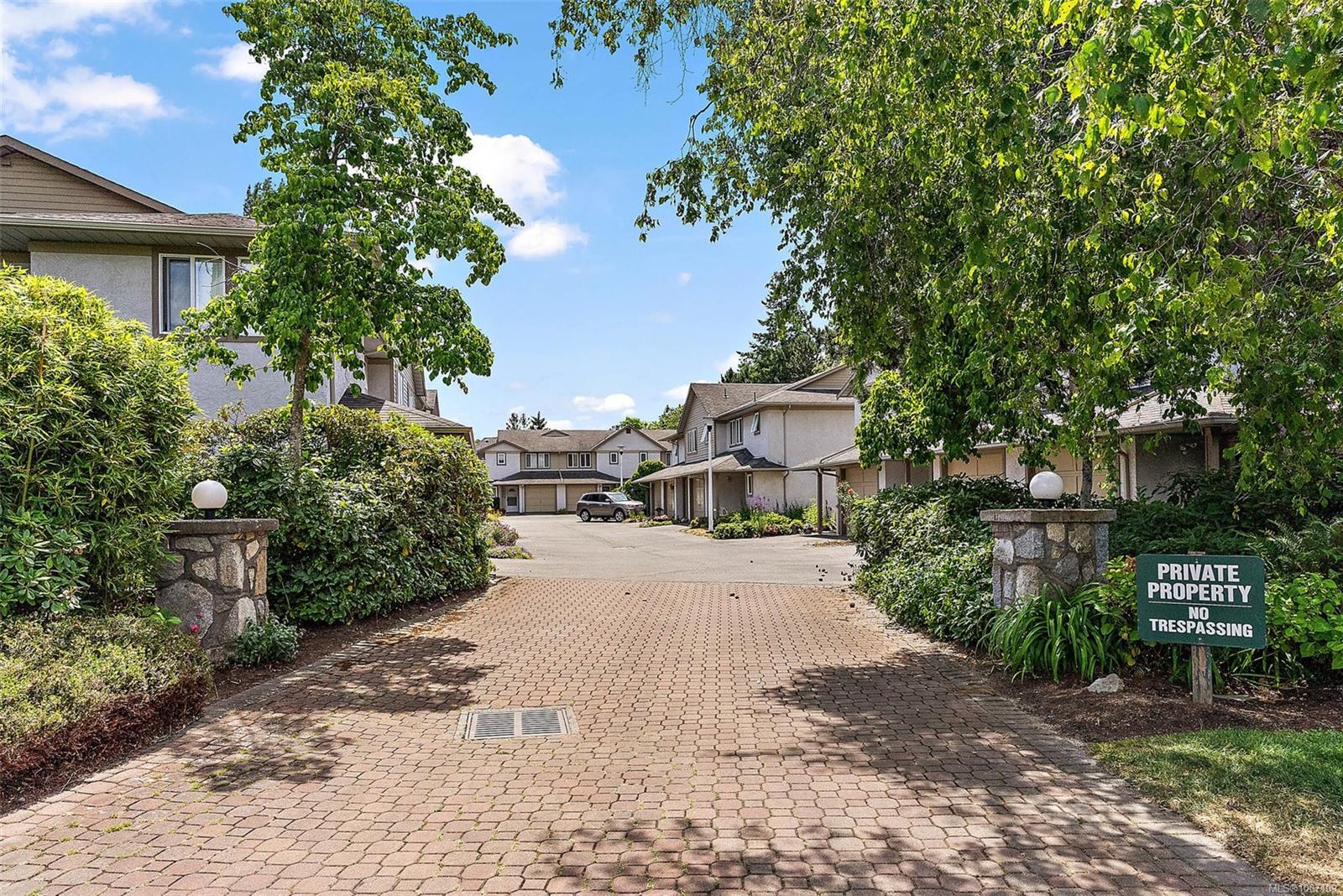 Property Photo:  2669 Shelbourne St 15  BC V8R 4M1 