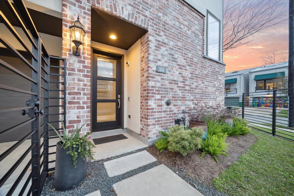 Property Photo: 216 W Drew Street TX 77006