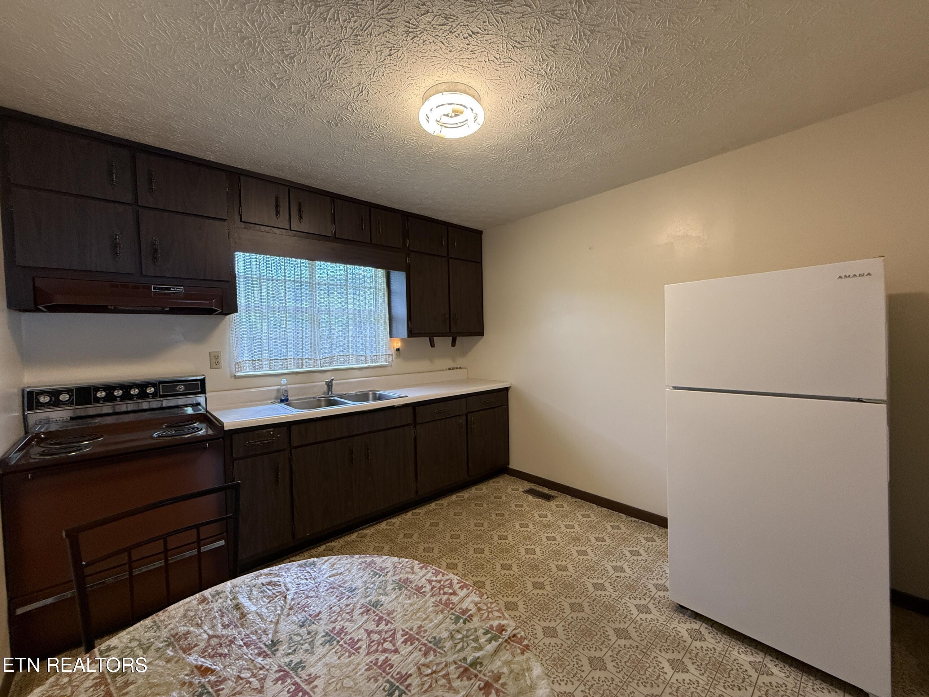 Property Photo: 410 Clifty St TN 37748