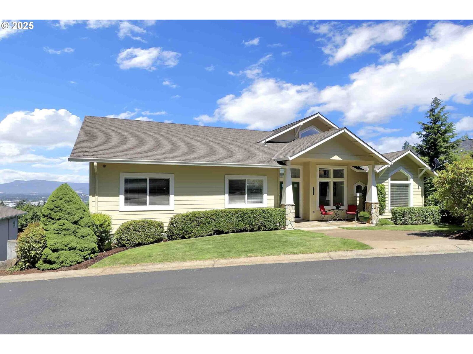 Property Photo:  3352 Bentley Ave  OR 97405 