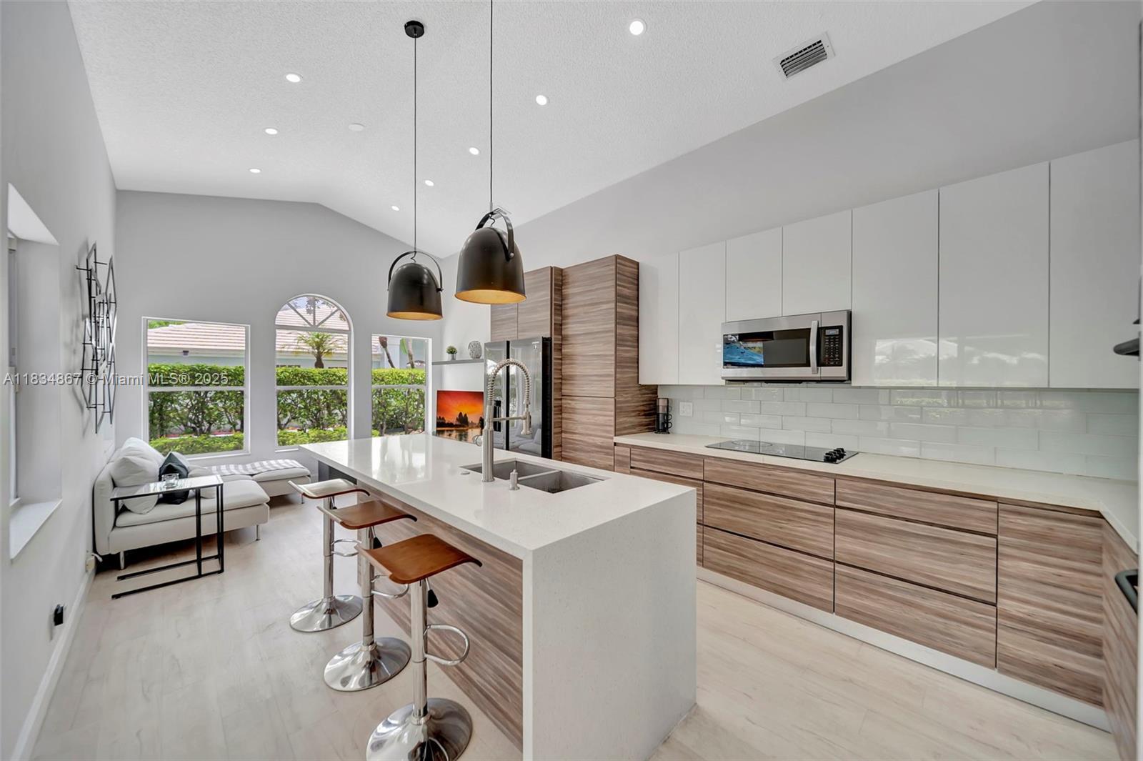 Property Photo: 15281 Wilshire Ct FL 33027