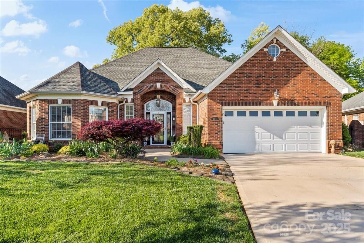 Property Photo:  1511 Elkhart Circle  NC 28054 