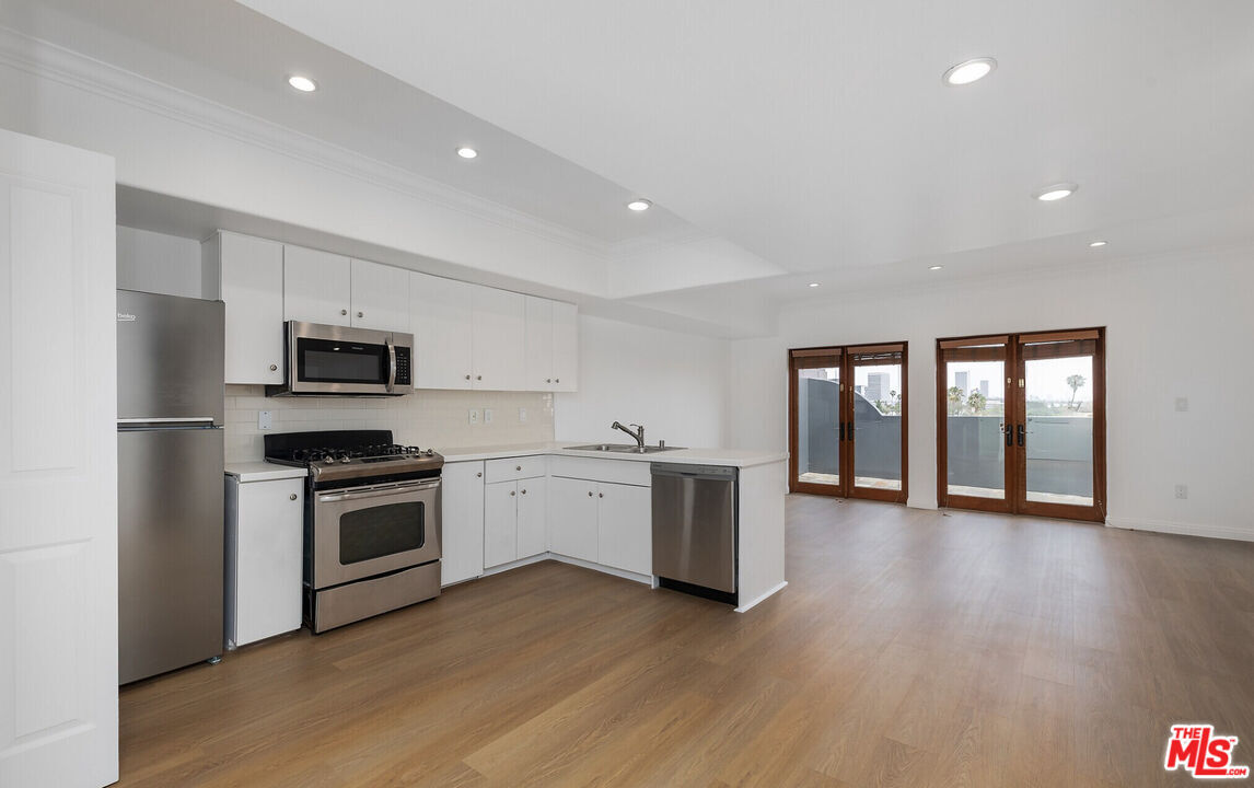 Property Photo: 930 S Robertson Blvd CA 90035