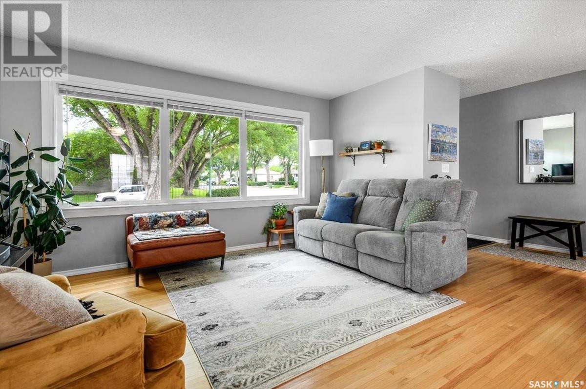 Photo de la propriété: 3542 Queen Street SK S4S 2G3