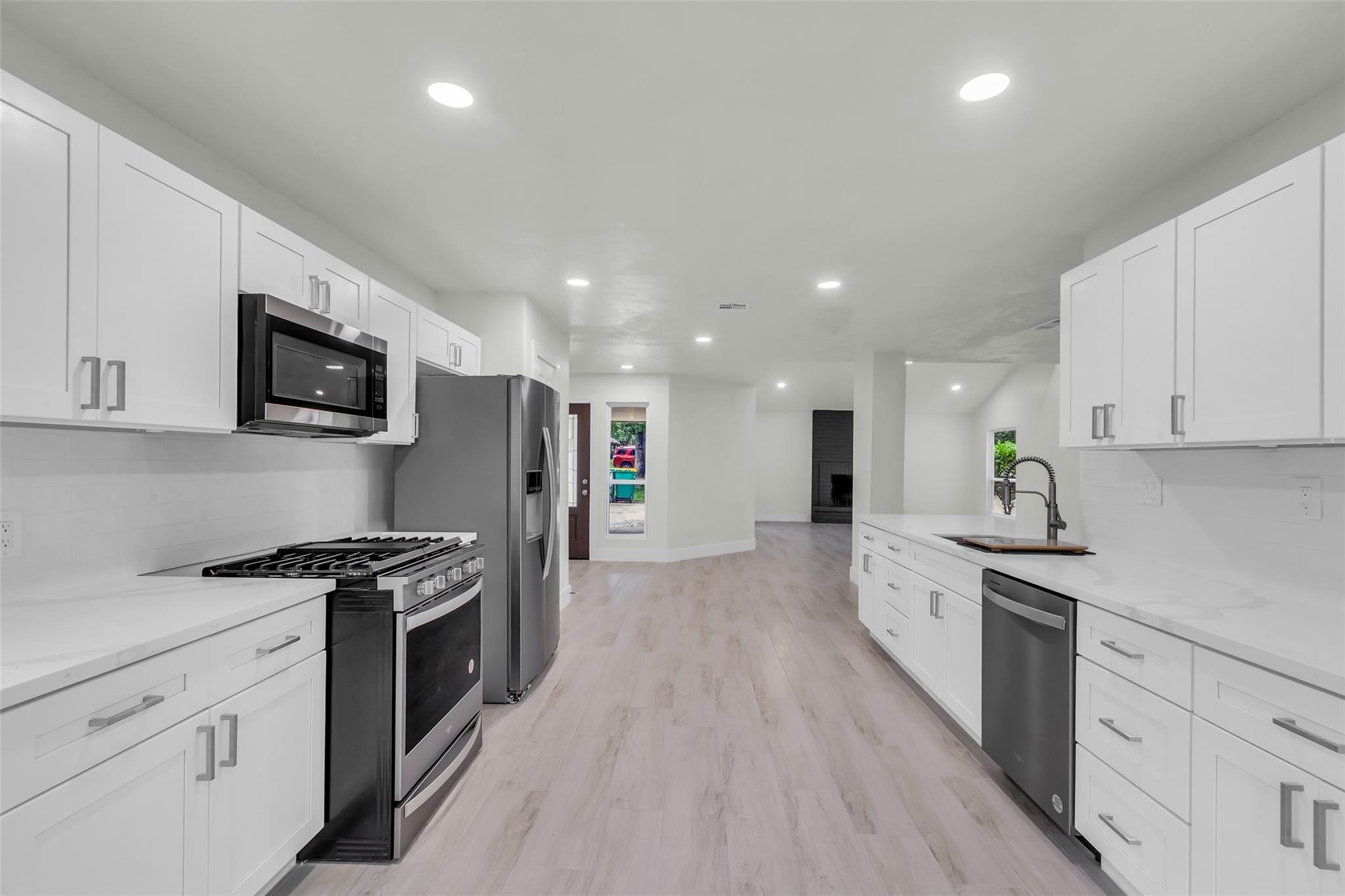 Property Photo: 1602 Pine Oak Drive TX 77304