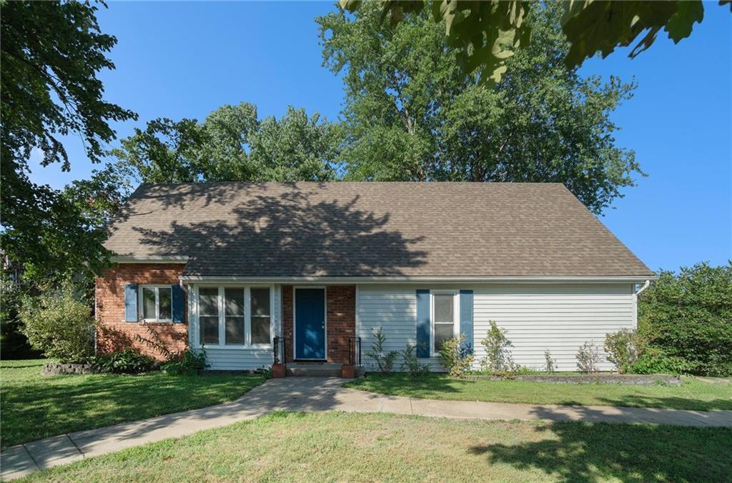 212 S Montclaire Drive  Olathe KS 66061 photo