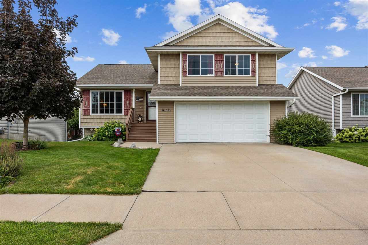 Property Photo: 1533 Vesti Ln IA 52240