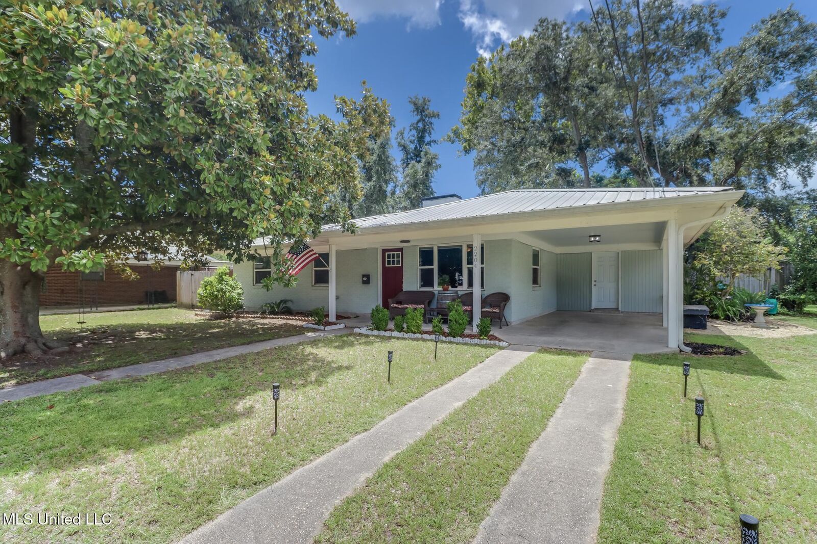 Property Photo:  2204 Collins Boulevard  MS 39507 