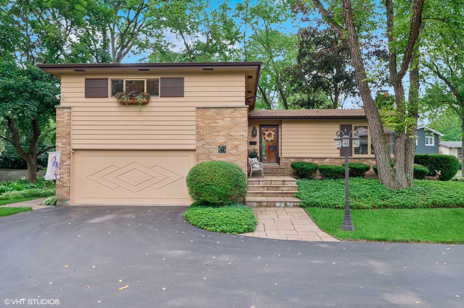 Property Photo: 1622 Village Green Court IL 60015