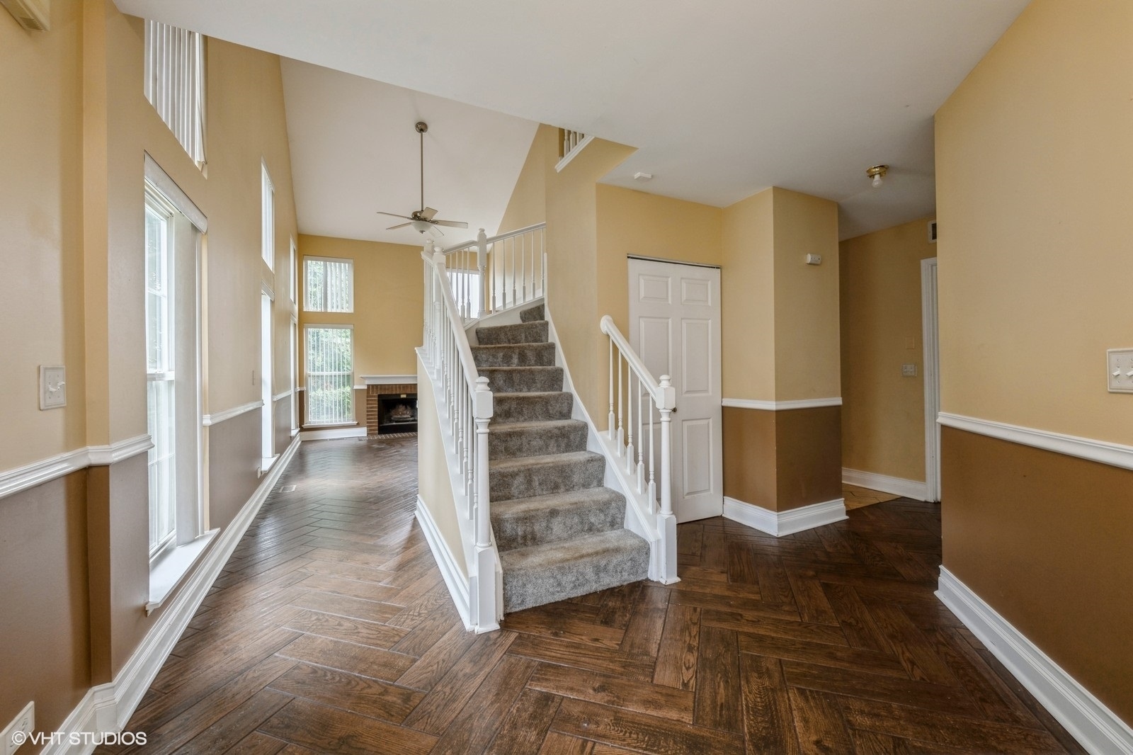 Property Photo: 8 Dellwood Court IL 60102
