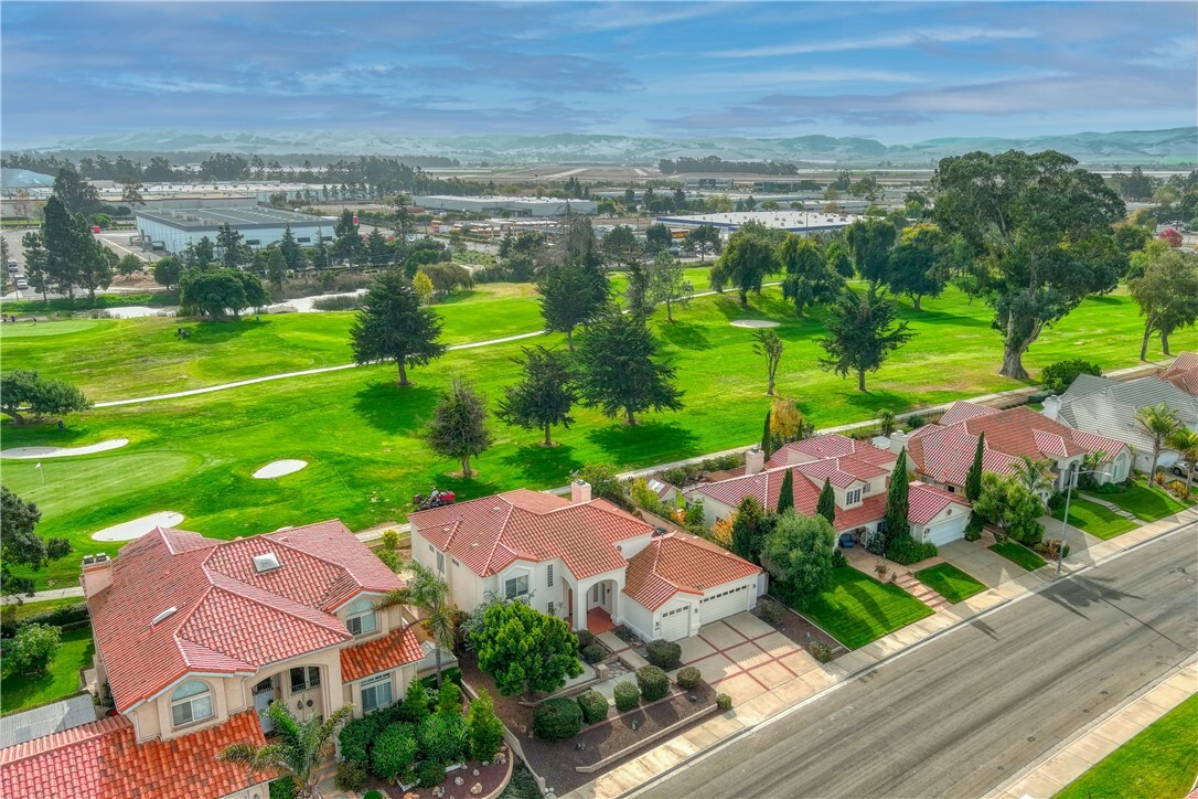 Property Photo: 1008 Fairway Vista Drive CA 93455