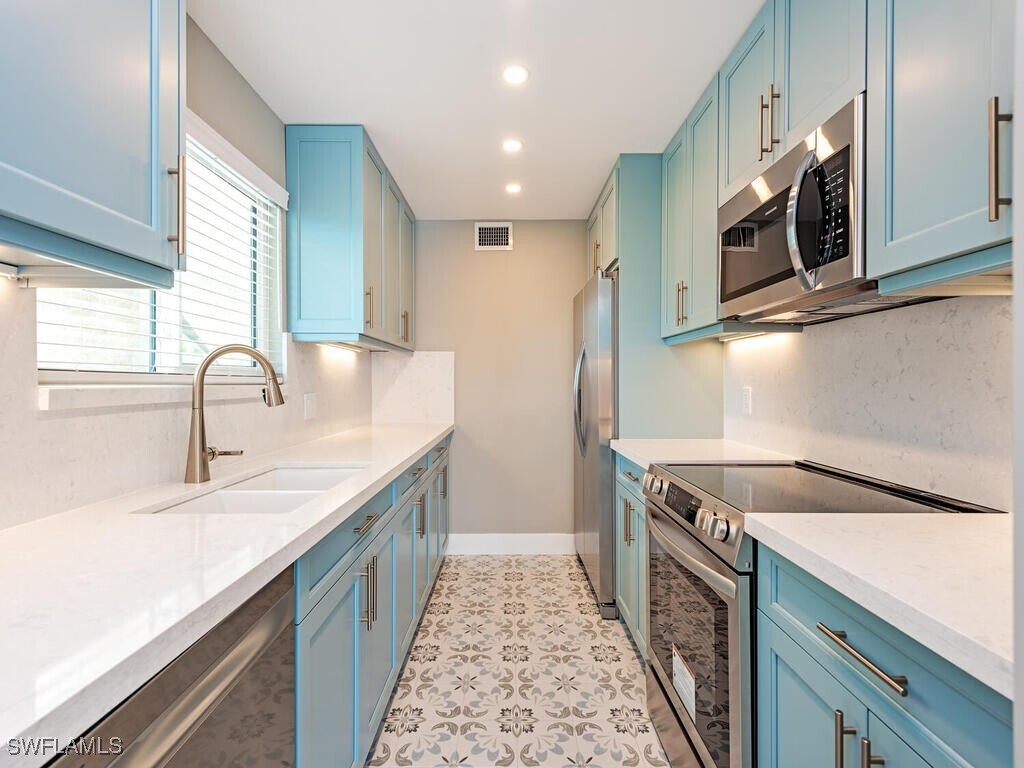 Property Photo: 2500 Gulf Shore Boulevard N S9 FL 34103