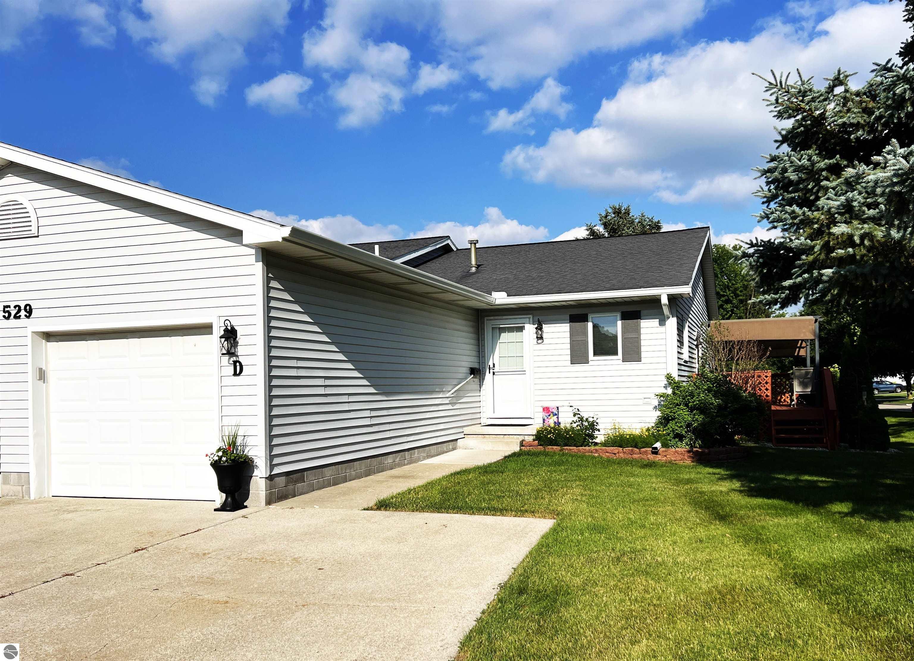 Property Photo: 1529 E East Gaylord Street MI 48858