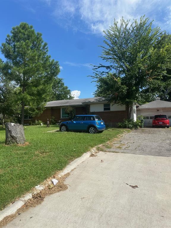 Property Photo: 110 W Park Row Drive TX 76010