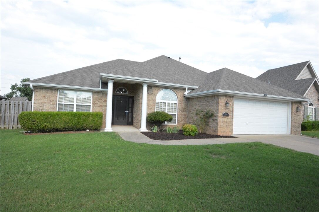 Property Photo: 2303 N Cornwall Avenue AR 72704