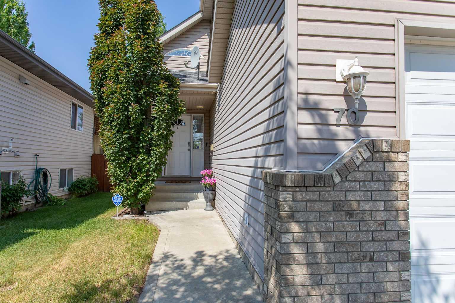 Property Photo: 70 Drummond Avenue AB T4R 3E2