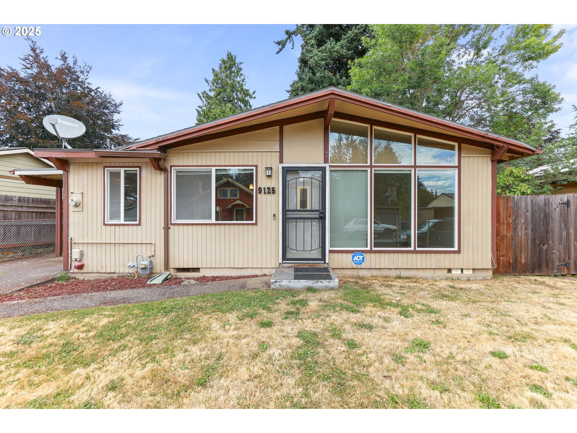 Property Photo:  9125 SE Ash St  OR 97216 