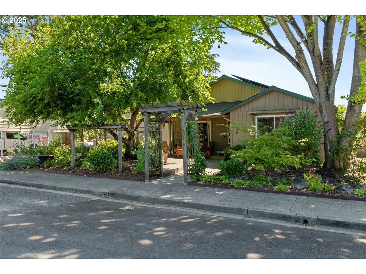 Property Photo:  210 S 2nd St  OR 97111 