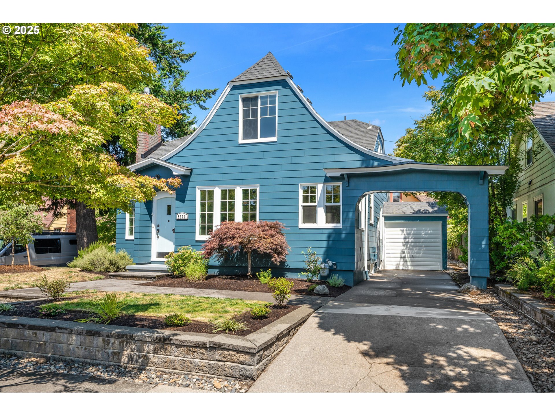 Property Photo: 6907 NE Alameda St OR 97213
