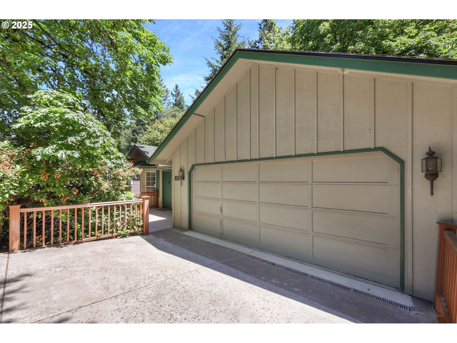 Property Photo:  1825 Cameo Dr  OR 97405 