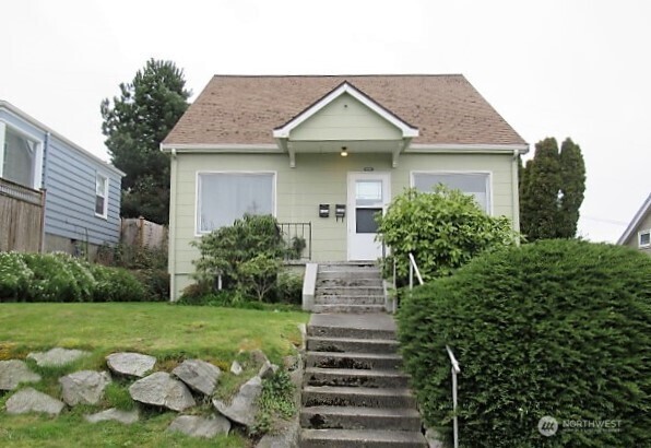 Property Photo: 4725 35th Avenue SW B WA 98126
