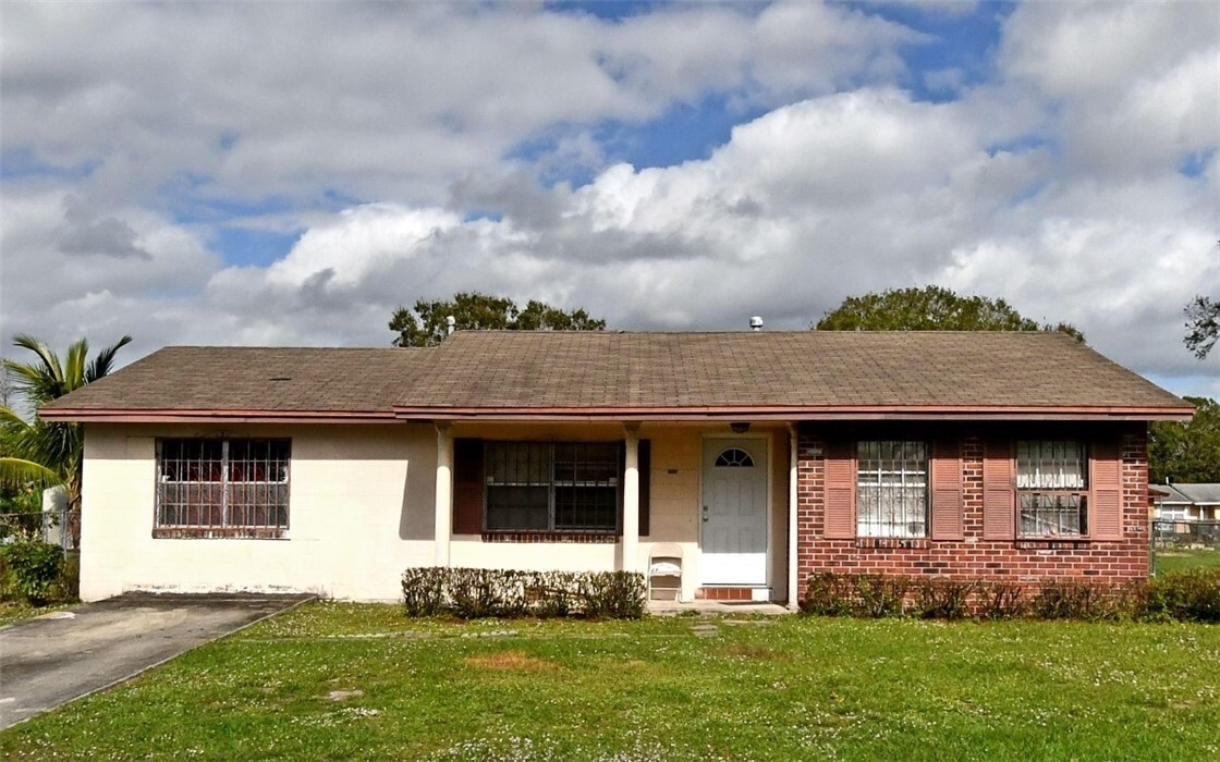 Property Photo: 2904 Kingsley Drive FL 34946