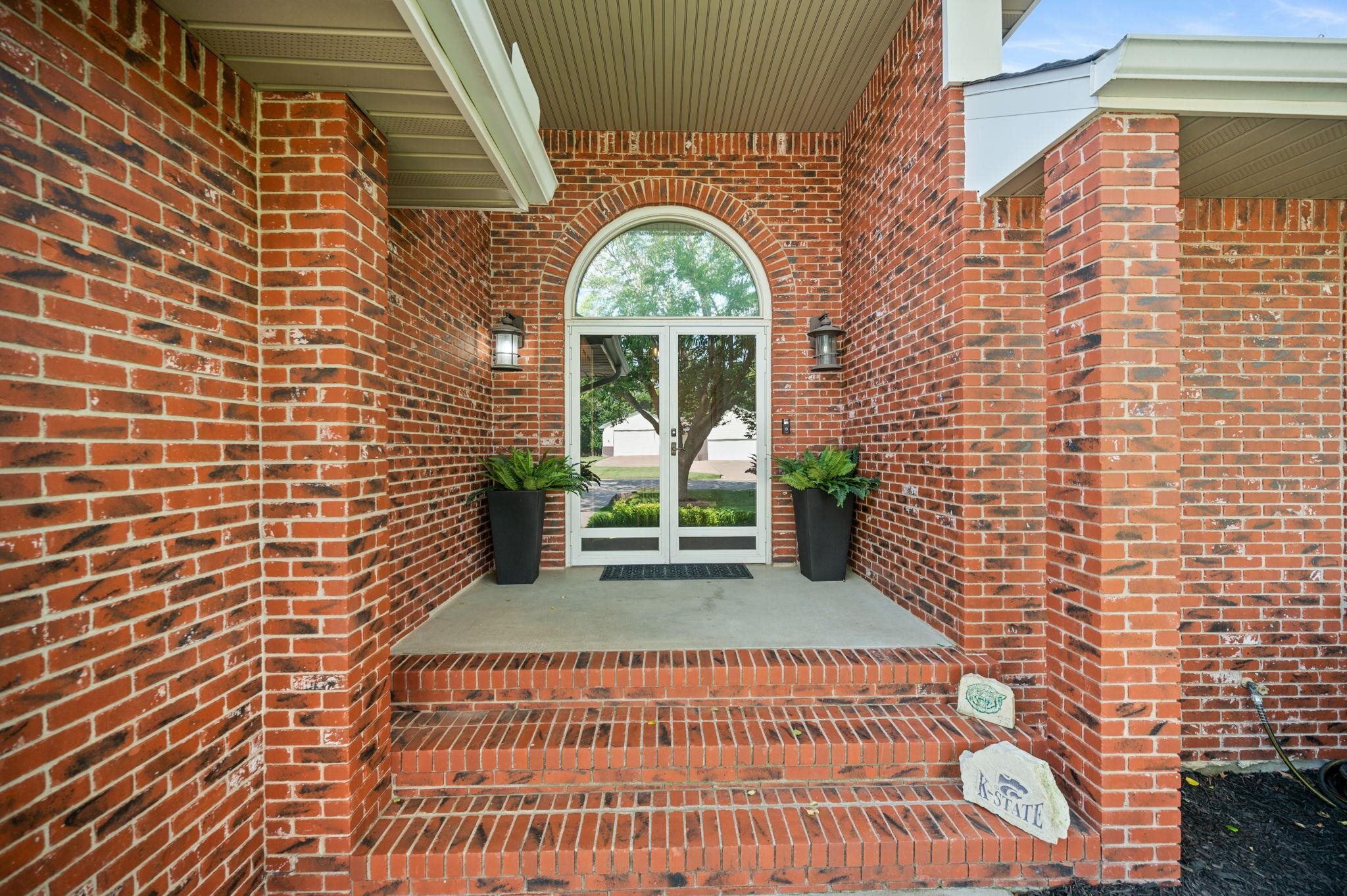 Property Photo: 506 Ridge Point KS 67110-1254