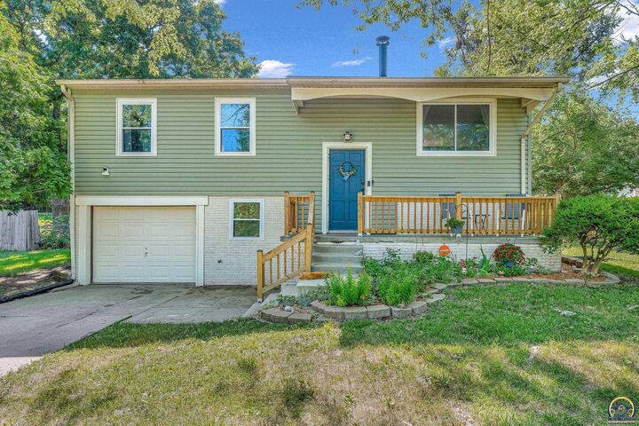 Property Photo: 3208 SW Crest Dr KS 66618