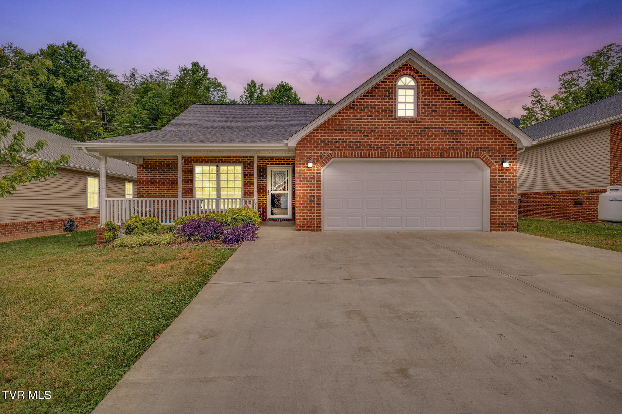 Property Photo: 691 Willowcrest Place TN 37660
