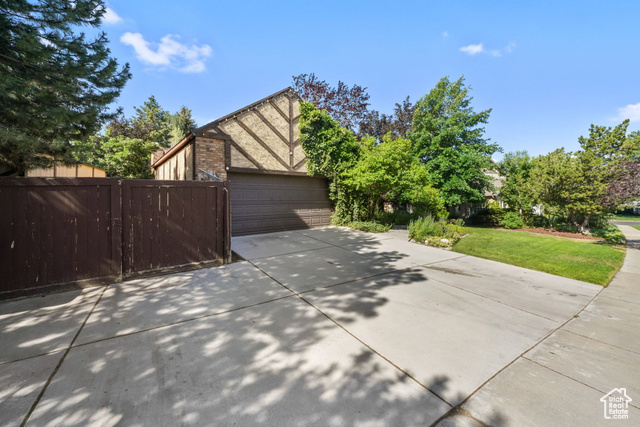Property Photo: 8916 S Cobble Crest Ln E UT 84093
