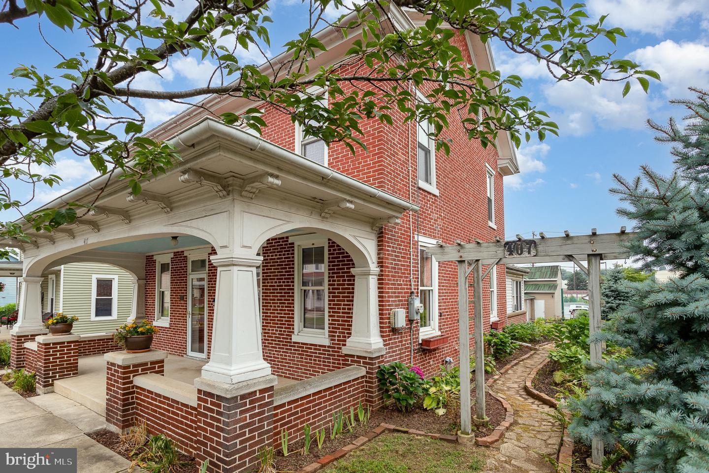 Property Photo:  407 E Derry Road  PA 17033 