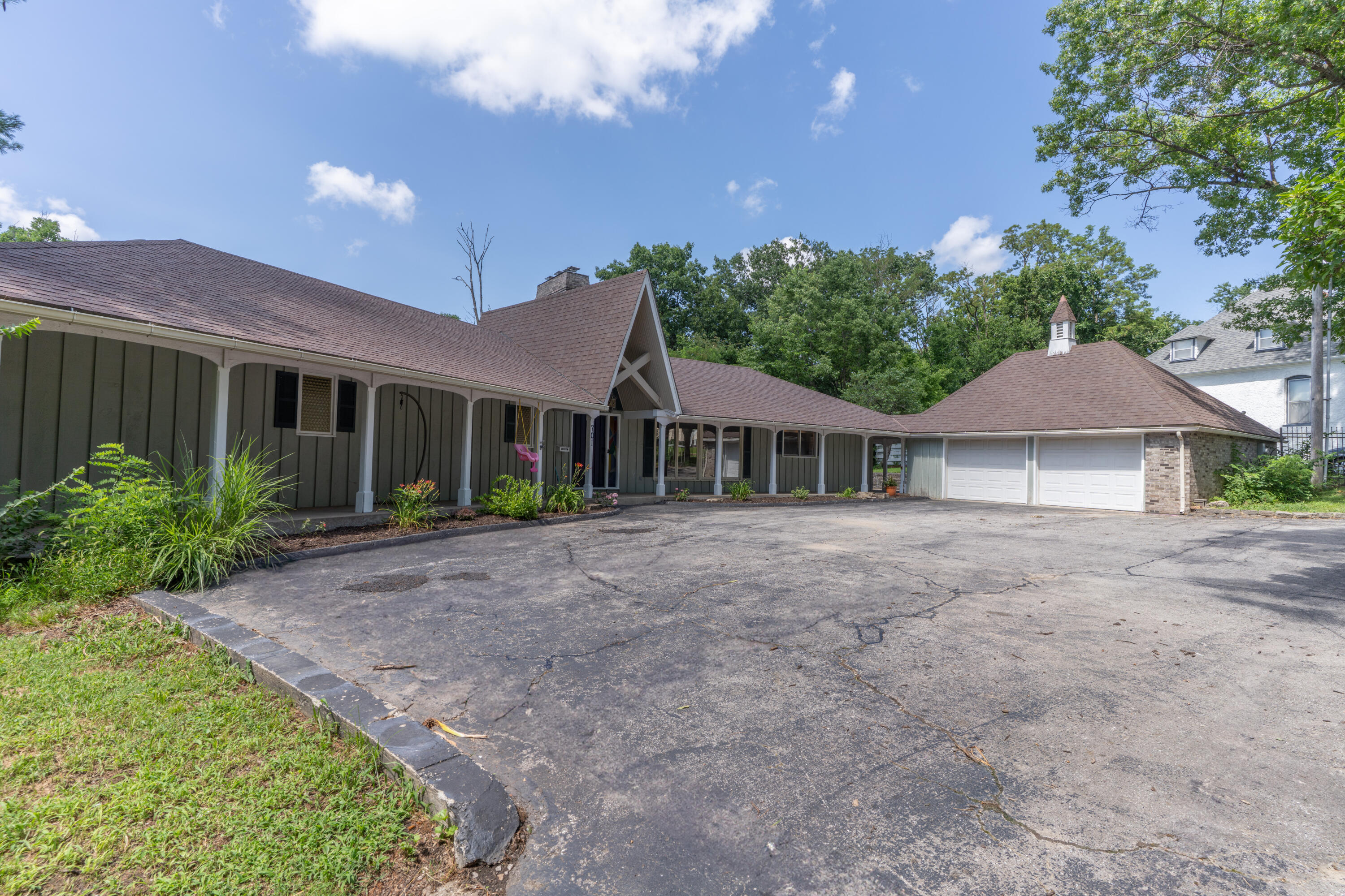 Property Photo: 701 W Lee St MO 65270