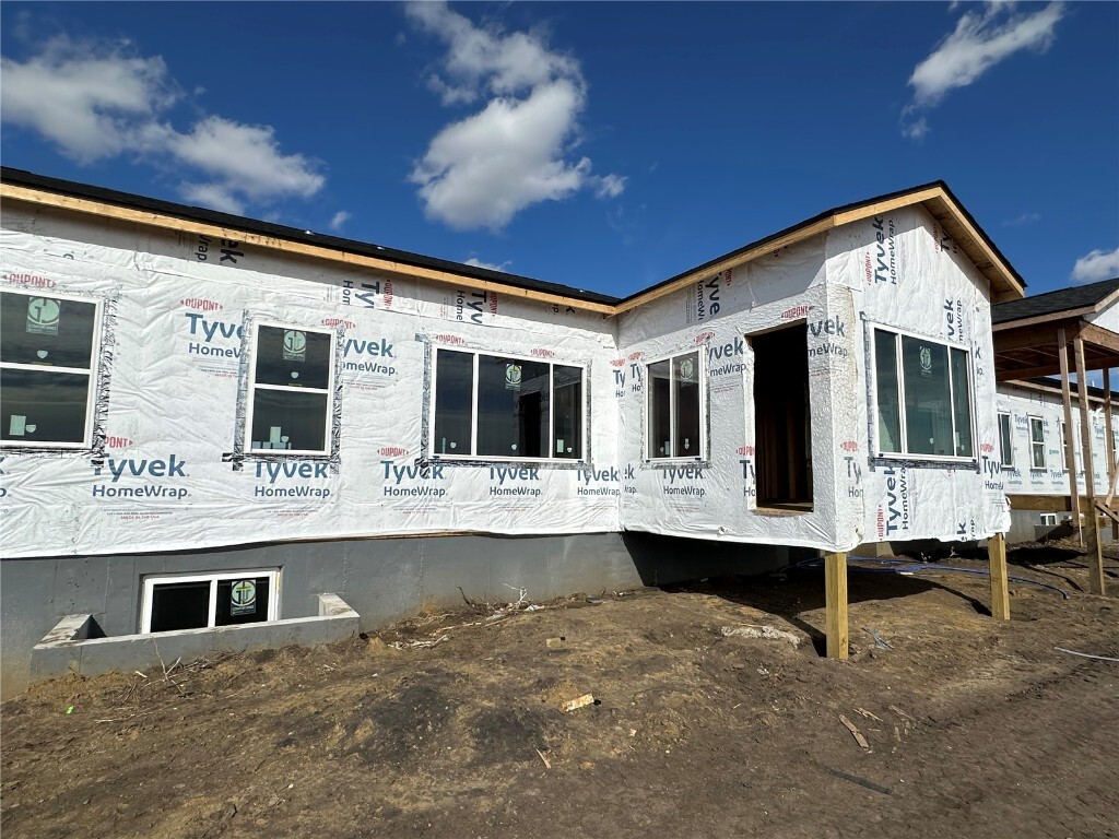 Property Photo: 955 Eisenhower Boulevard IA 52317