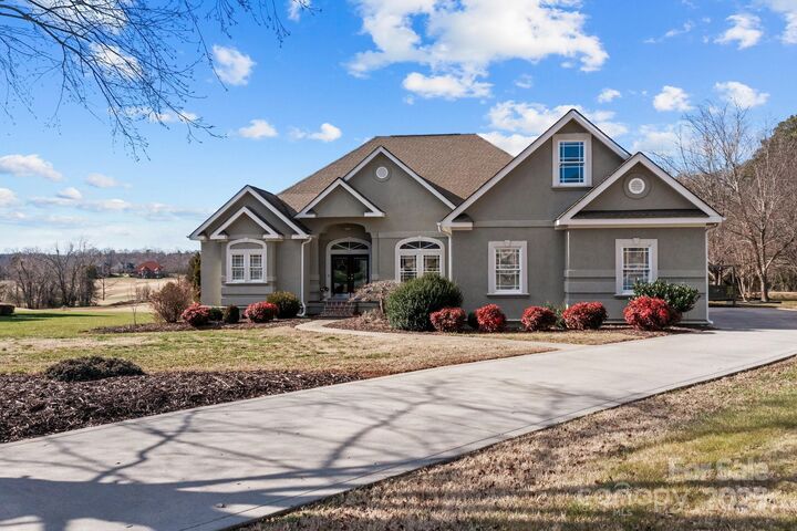 Property Photo:  543 Muirfield Way  NC 28144