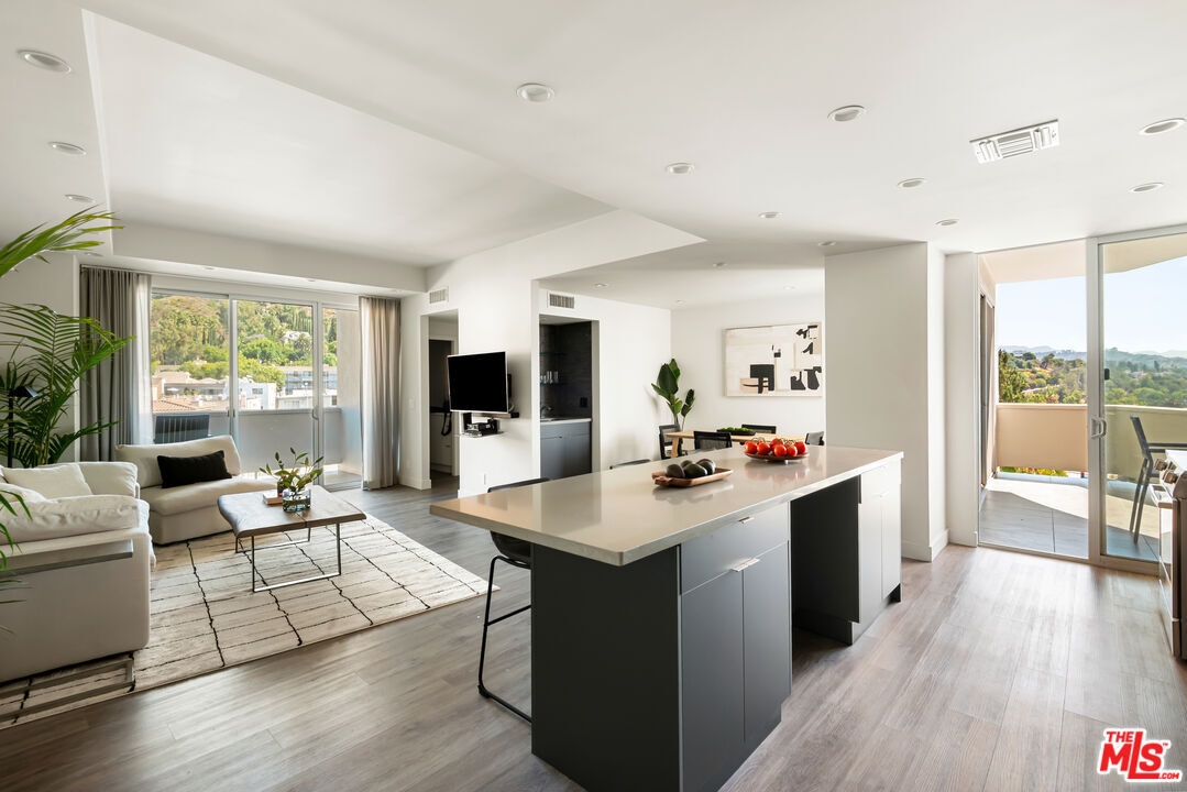 Property Photo: 7250 Franklin Ave CA 90046