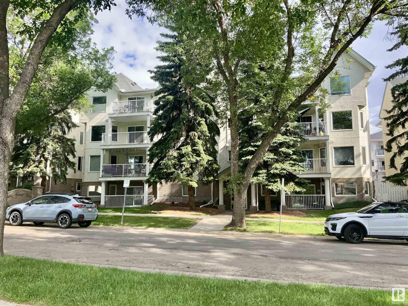 Property Photo: 9914 80 Avenue NW 34 AB T6E 6L6