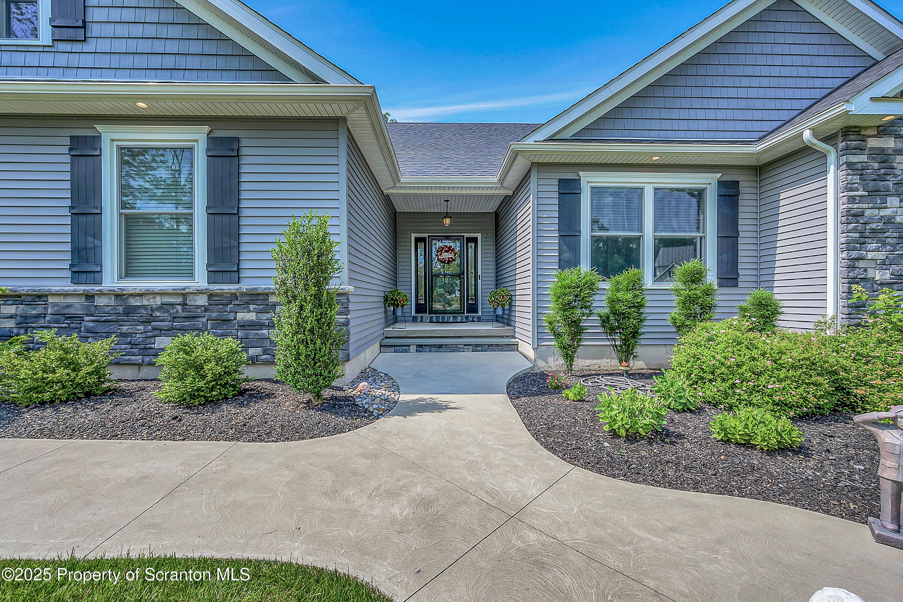 Property Photo: 10 White Oak Way PA 18436