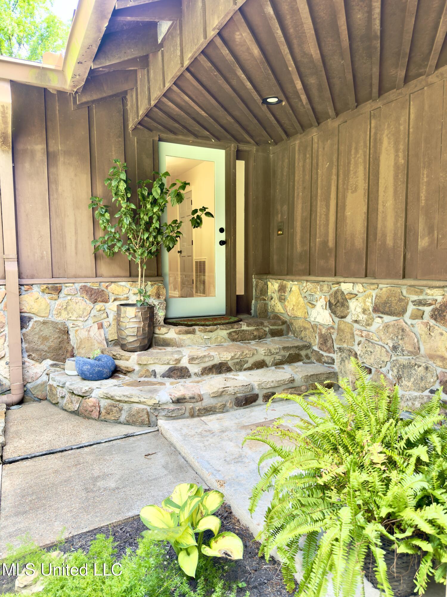 Property Photo: 5520 Jordan Drive MS 38637