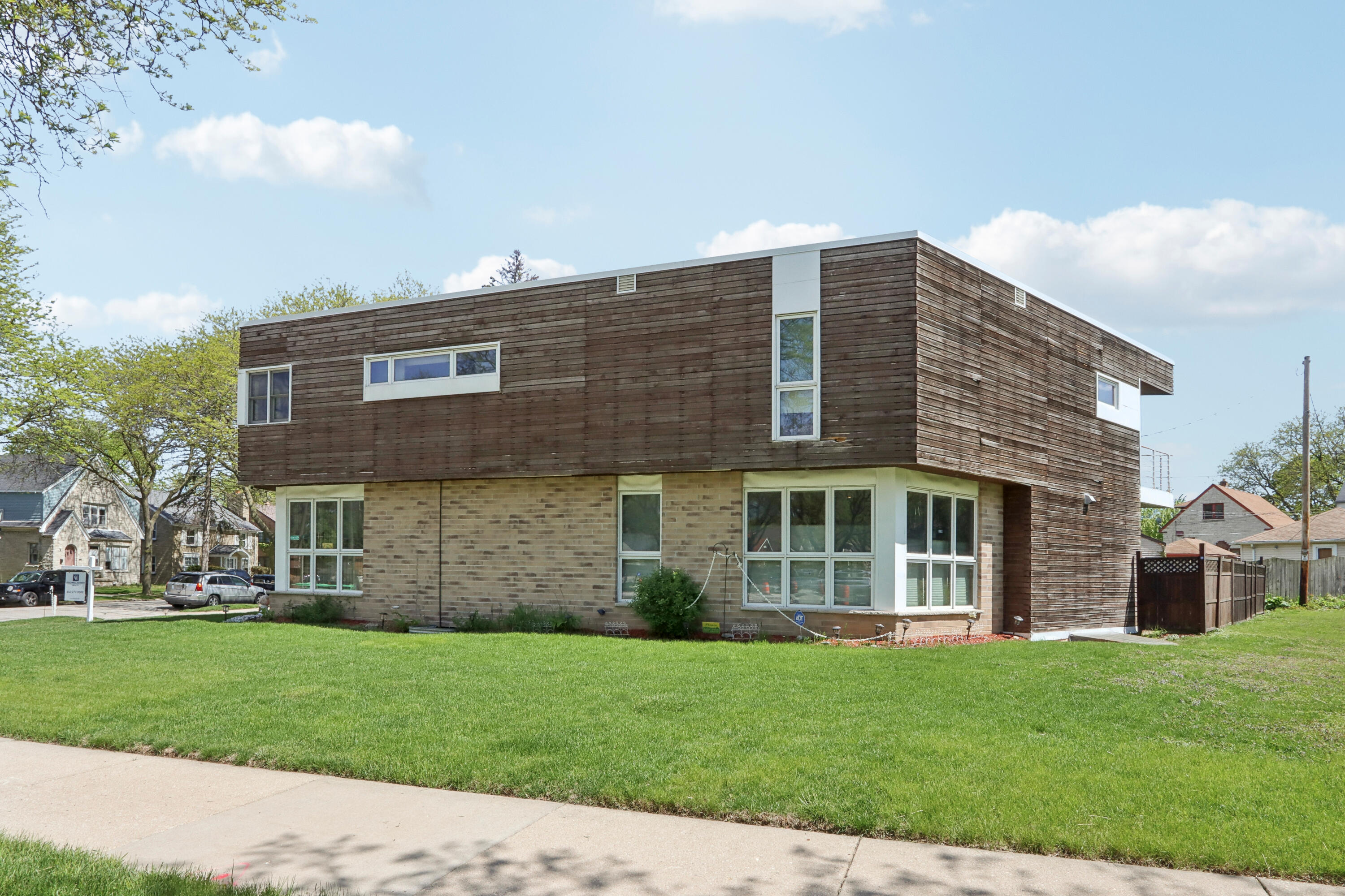 Property Photo: 4647 W Scranton Pl WI 53216