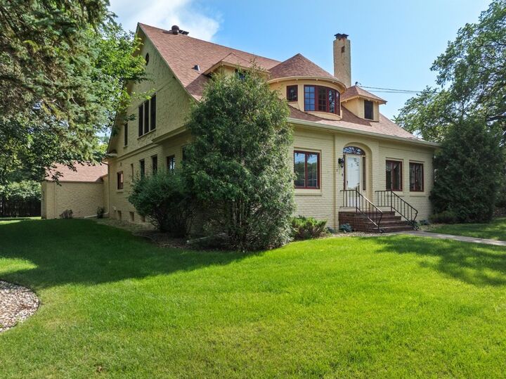 Property Photo:  318 8th Ave SE 318 1/2 8th Ave SE  ND 58701 