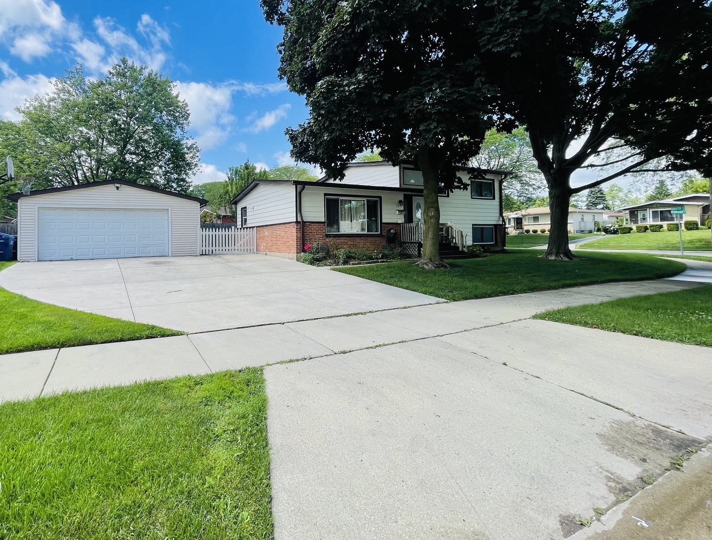 Property Photo:  2001 Devonshire Road  IL 60087 