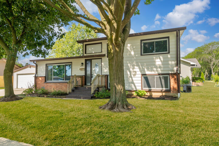 Property Photo: 2001 Devonshire Road IL 60087
