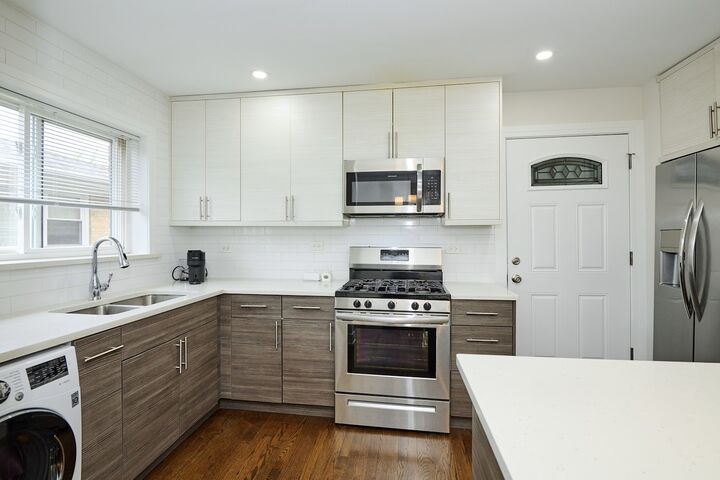Property Photo:  6021 N Damen Avenue 202  IL 60659 