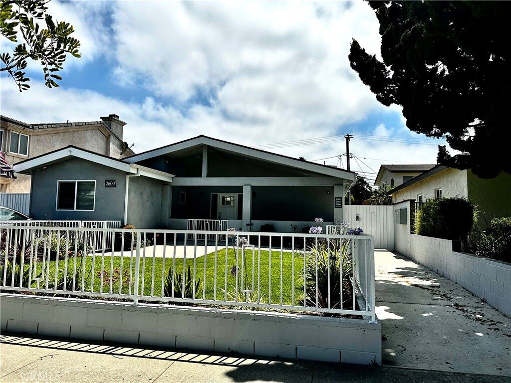 Property Photo:  2602 Apple Avenue  CA 90501 