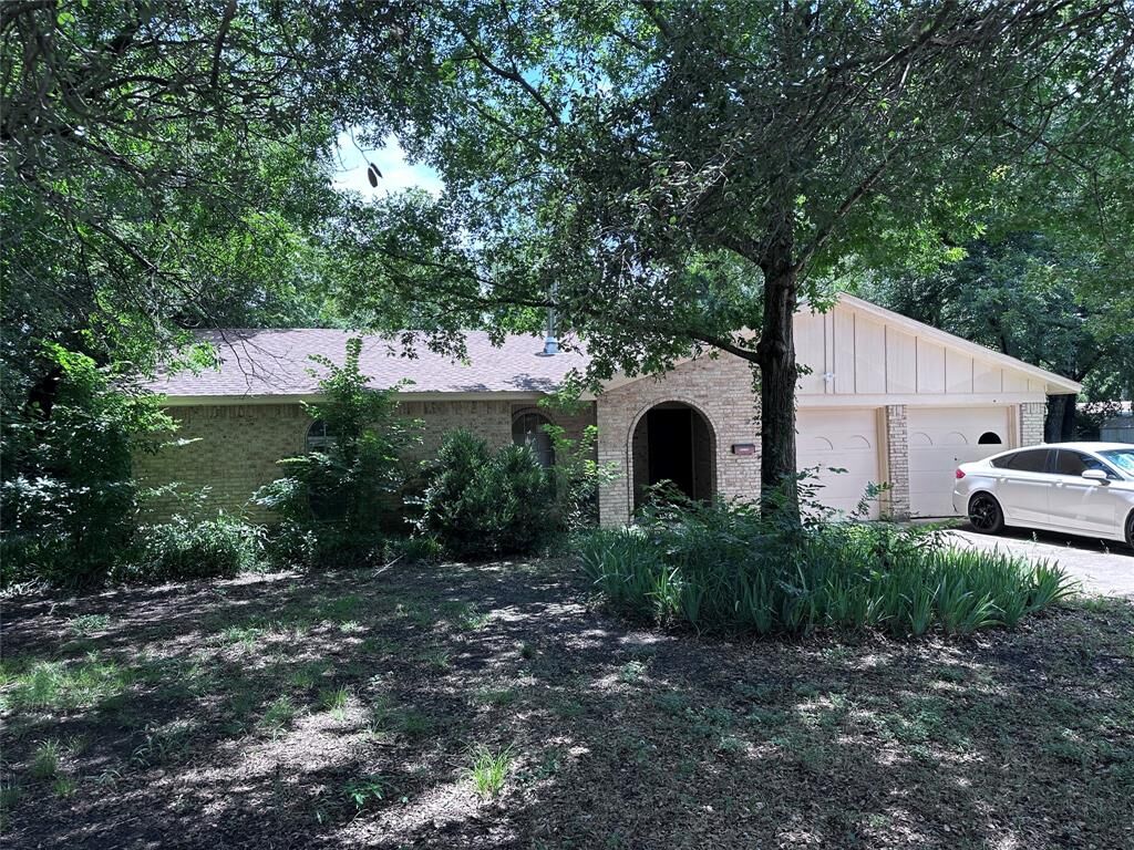 Property Photo: 6712 Joanne Court TX 76118